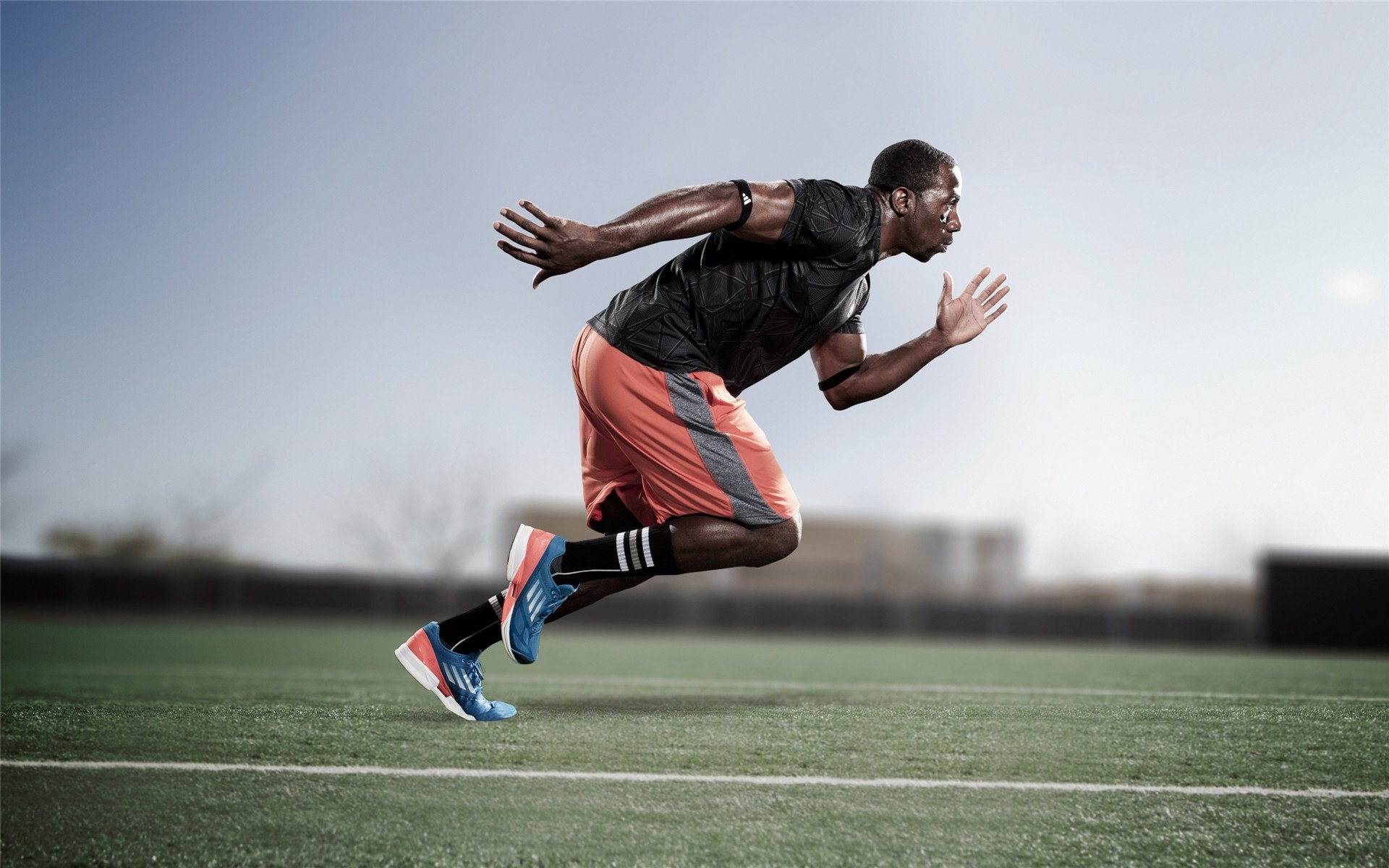 球员持球后的节奏起跳是否影响命中率,持球跳起被对方按下算走步吗